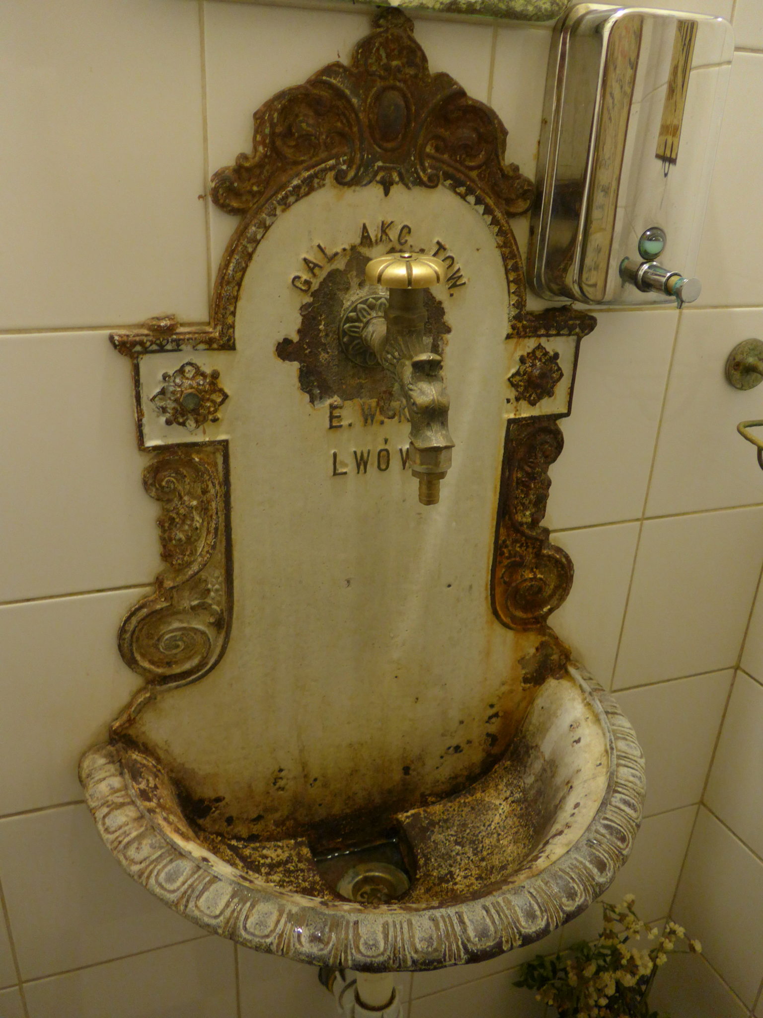 Forgotten Galicia - Bassenas: Antique Sinks in Lviv